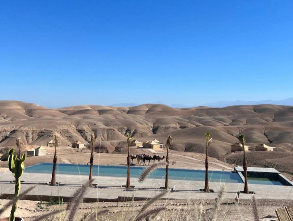 Espace lounge extérieur au coucher du soleil